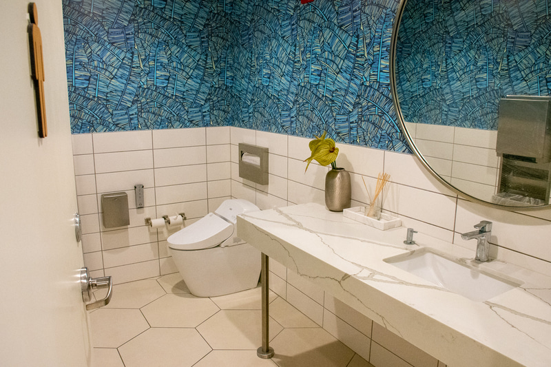 もちろんトイレも。温水洗浄機能付き