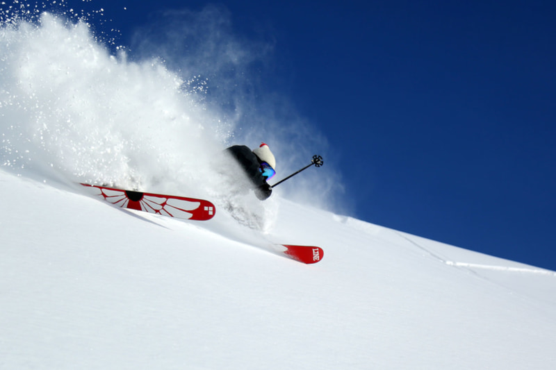 白馬乗鞍温泉スキー場の広いコースでパウダーラン