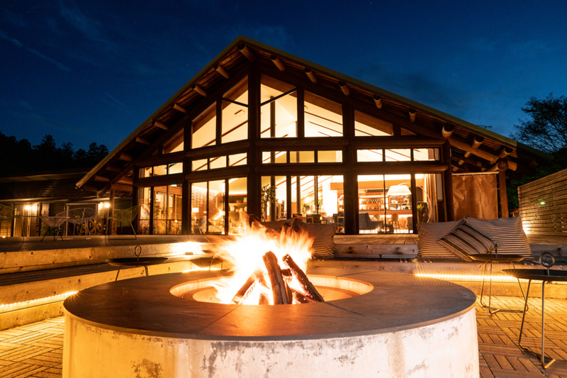 キャンプファイヤーで素敵な夜を演出