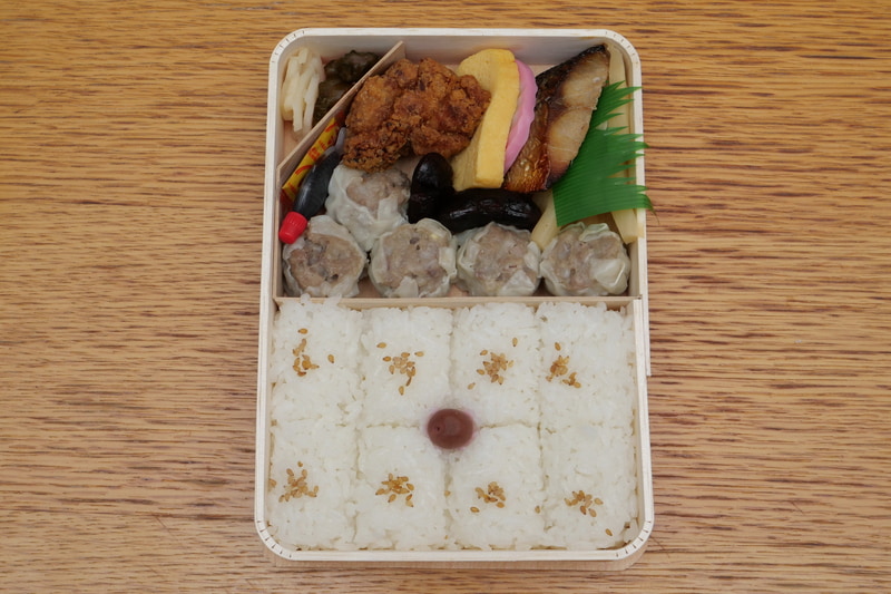 本家と同じサイズの経木折の箱を採用し、おかずとご飯のバランスもほとんど同じだ