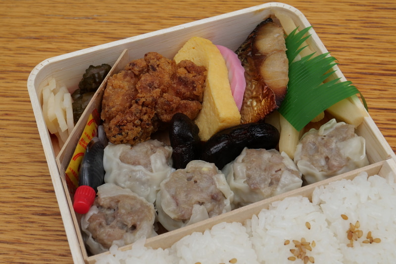 シウマイ5個に、豊富なおかずは本家同様