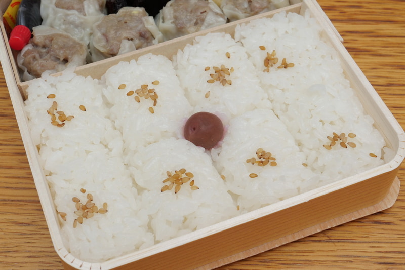 黒胡麻と小梅をトッピングした俵飯も本家と同じ