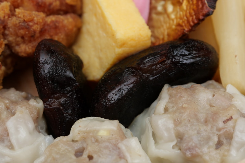 本家のあんずとは異なり、甘く炊き上げた黒花豆煮が盛り付けられている