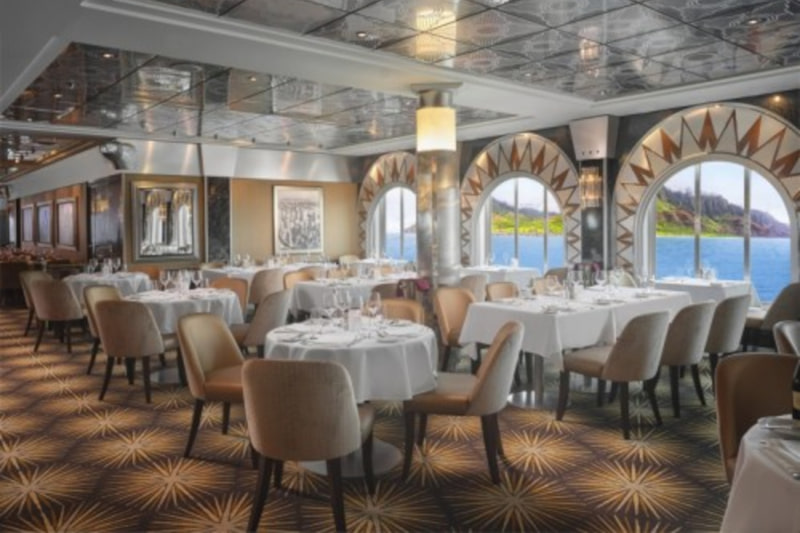 船内のレストラン