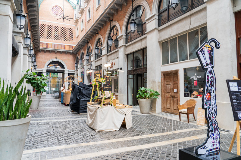 若手アーティストのポップアップショップなども