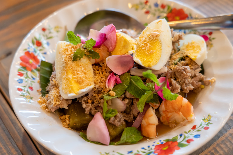グリル長茄子とエビのサラダ。ゆで卵は放し飼い卵