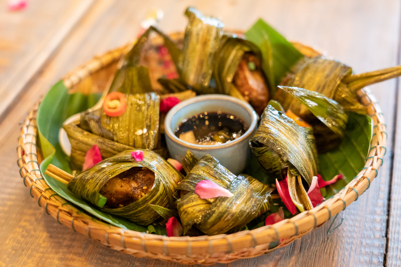 フライドチキンをパンダンリーフで包んだもの