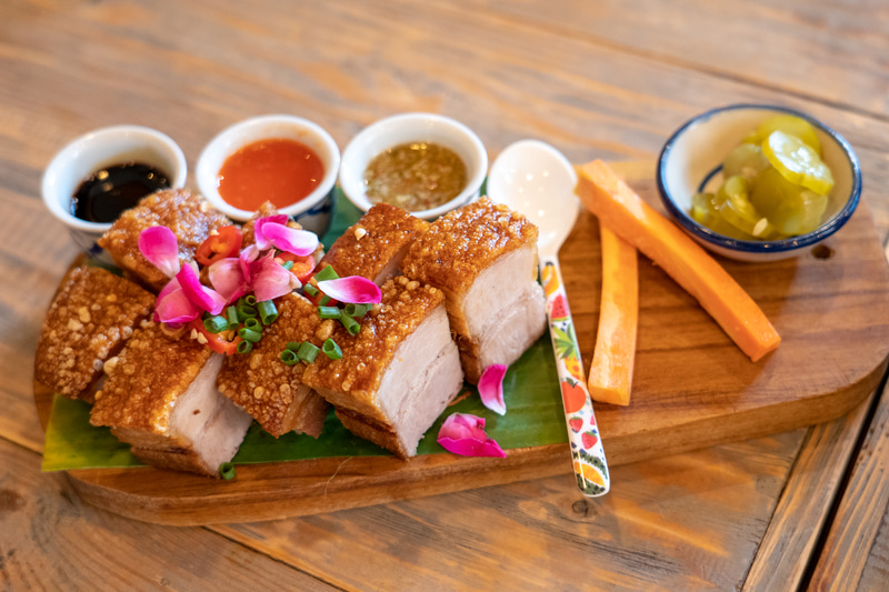 こちらが看板メニュー。カリッカリの豚バラ肉の皮が美味しかった！