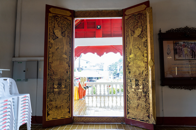 礼拝堂の扉に注目。タイ寺院ではこのように入り口を守る2人の神が彫刻されていることが多いです
