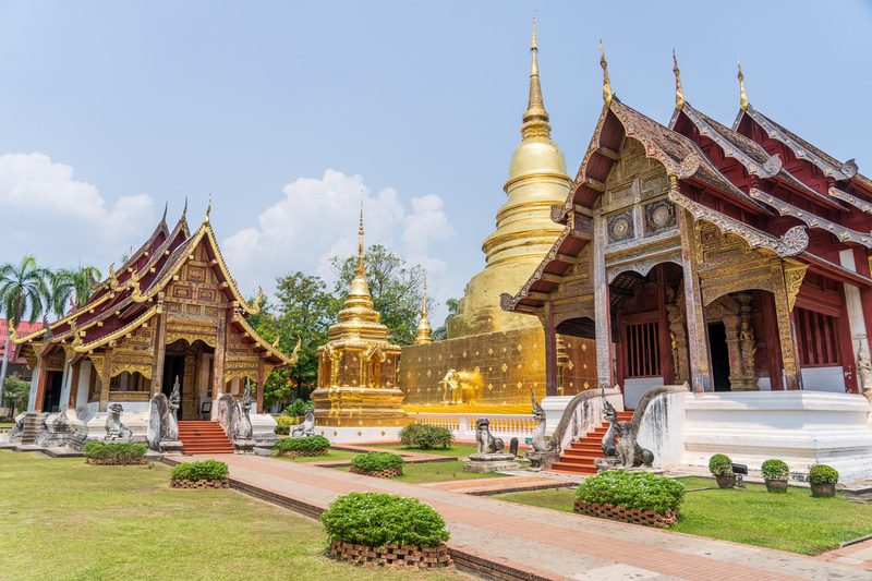本堂、礼拝堂、仏塔などすべてが美しいワット・プラ・シンは旧市街の西側にあります