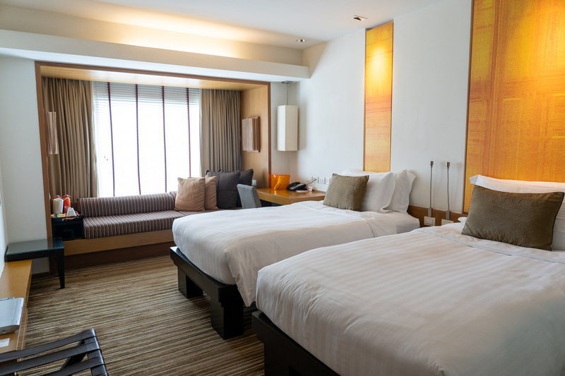 デラックスツインベッドルーム（32m<span class="em sup">2</span>）。バスタブ付きです