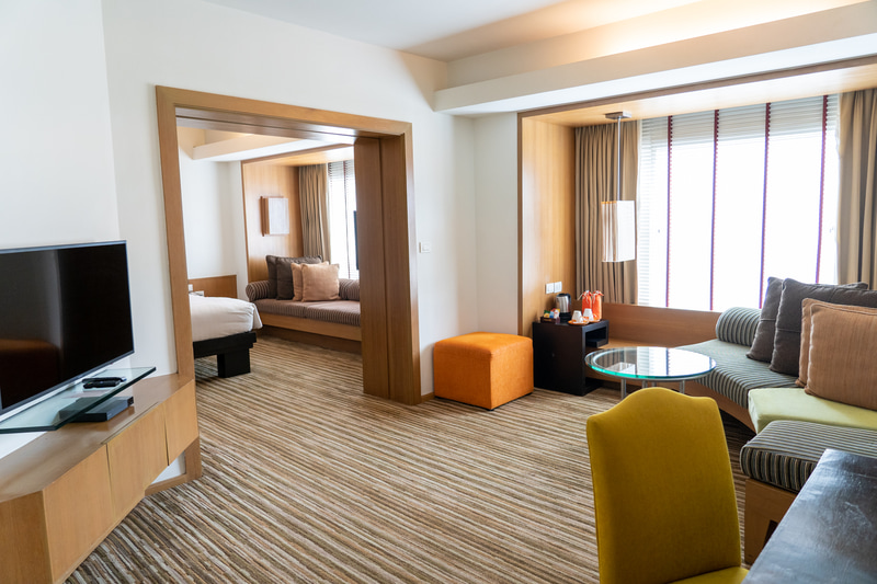 スタジオスイート（64m<span class="em sup">2</span>）はリビングエリアとベッドルームが別にあります