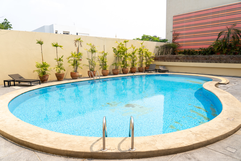 屋外プールはこぢんまりしているけれどプライベート感あっていい感じ