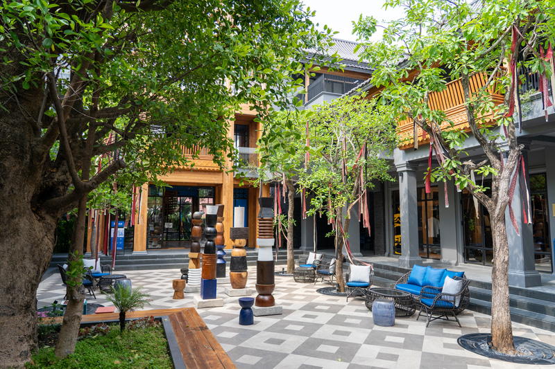 この中庭は芸術、工芸、文化の中心