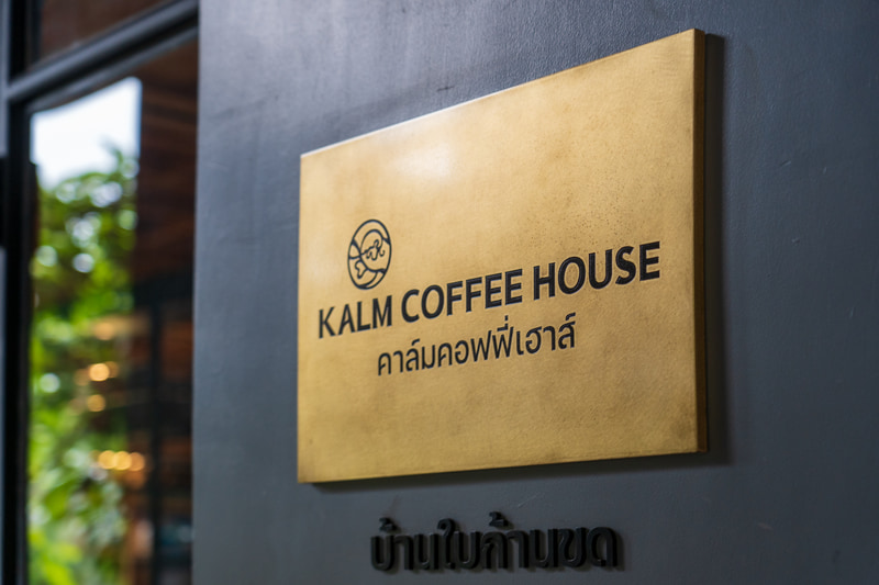 カルムコーヒーハウス。広々とした店内にはコーヒーのいい香りが