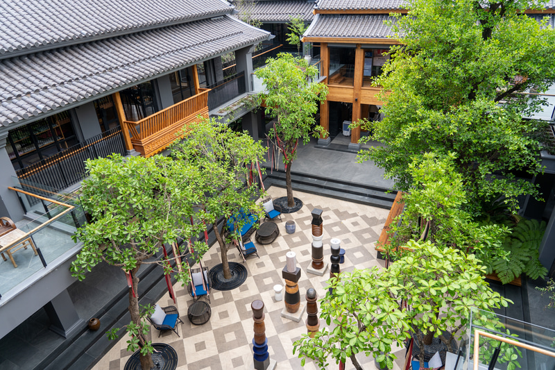 2階から中庭を臨む