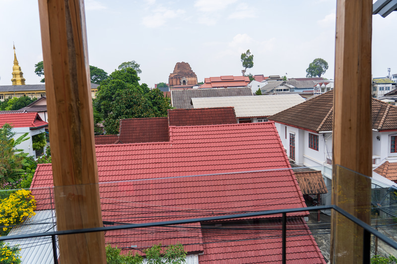 旧市街の趣ある屋根が連なります
