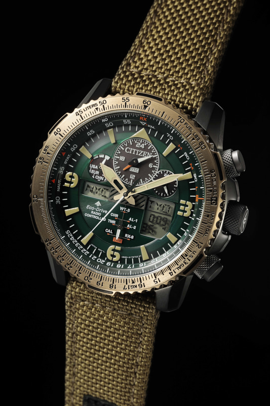 アナログとデジタルのコンビネーションの高機能ムーブメント