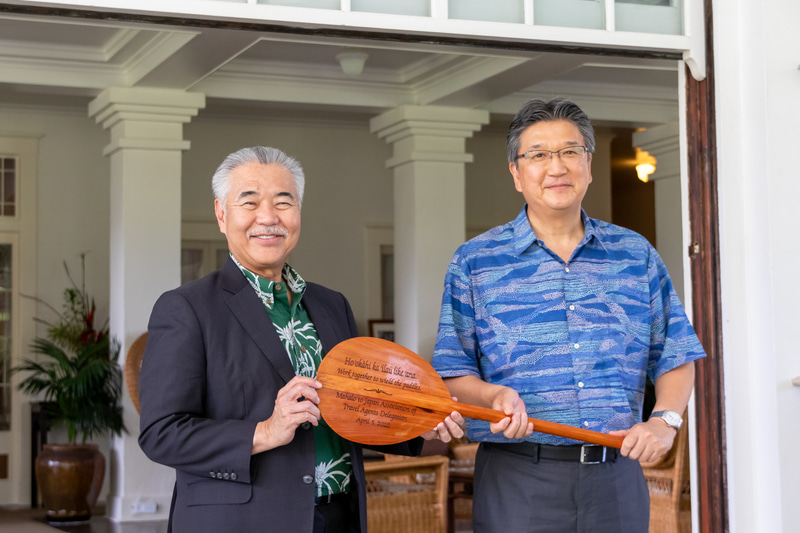 撮影に応じるイゲ知事と髙橋会長