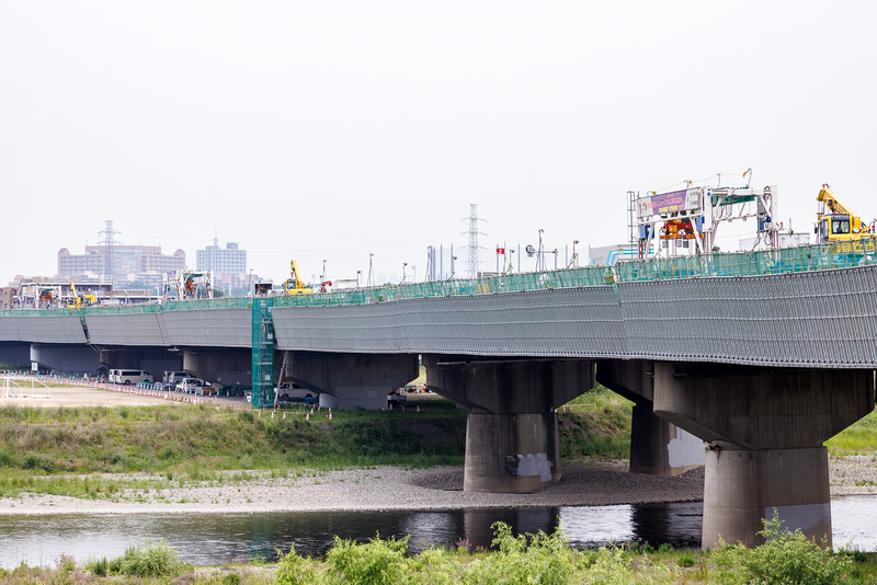 川崎側から見た現在の工事現場。手前に見えるのがハイウェイストライダーの1号機