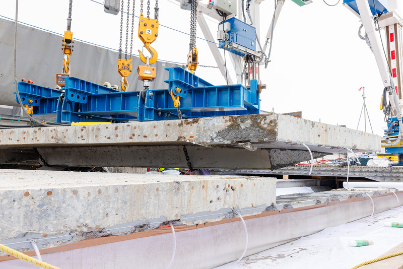 この部分はそれほど劣化していないように見える。奥に見えているのは新しい床版