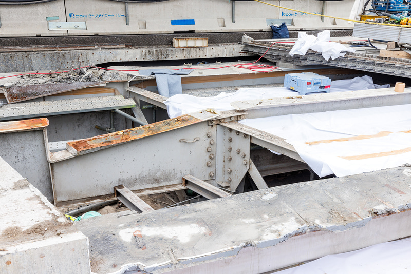 床版が取り除かれると桁が見える。このあと、残った床版を撤去するなどの工程を経て新床版が設置される