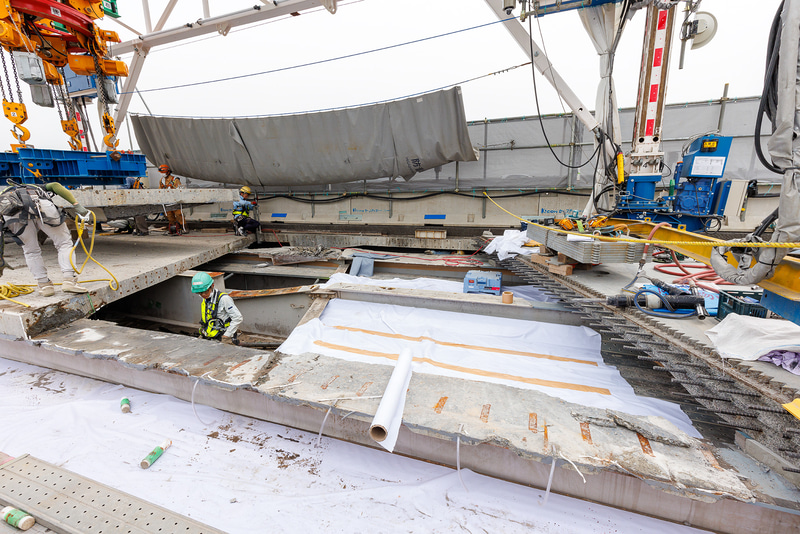 2枚の旧床版が取り除かれた状態