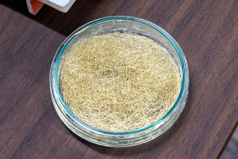 スリムクリートに混ぜられる超高強度鋼繊維