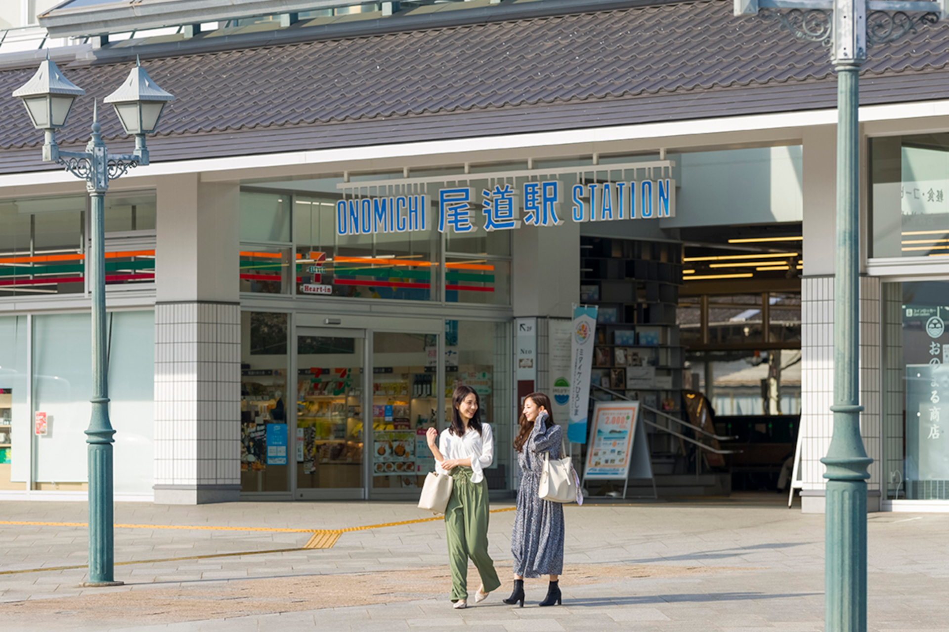 ホテルビーコンおのみちは、ショップやカフェが入るJR尾道駅の2階に位置
