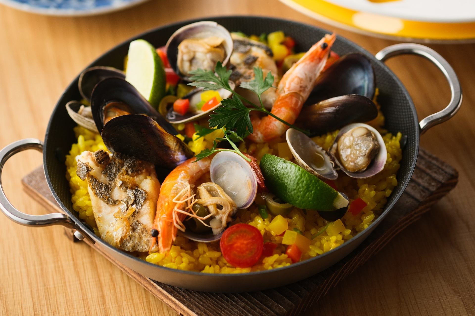 近海で揚がる鮮魚や旬の地元野菜を使った料理が味わえる