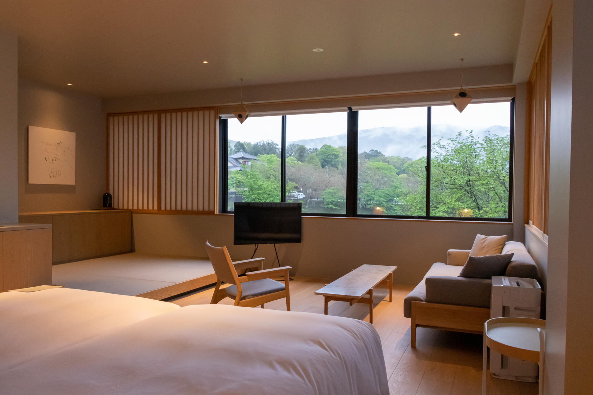 もっとも広い和洋室「Junior Suite」。春日山の原始林が眼前に広がる