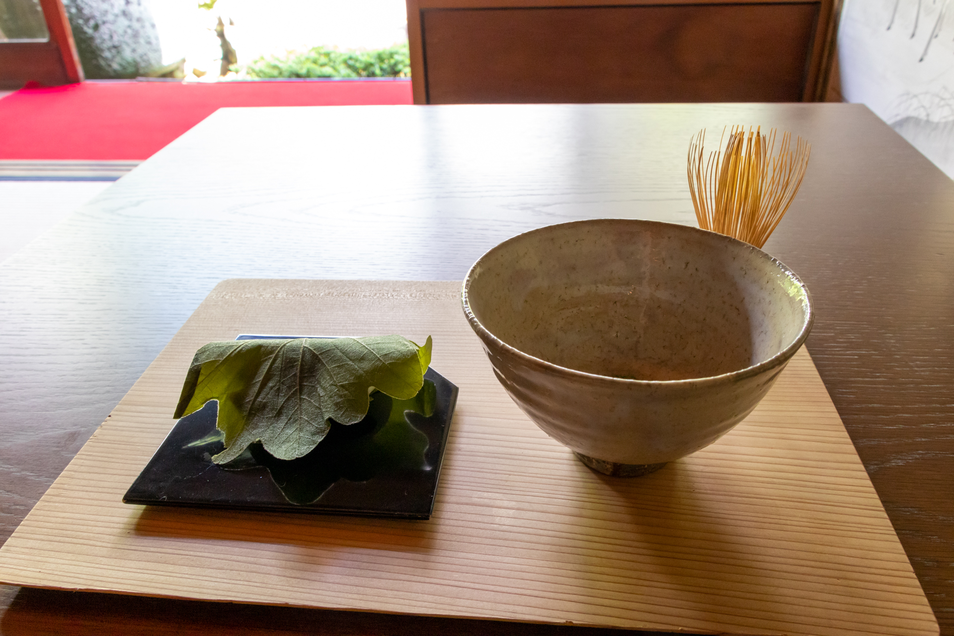 「茶論」では講師にレクチャーしてもらいながら自分で点てた抹茶を味わえる