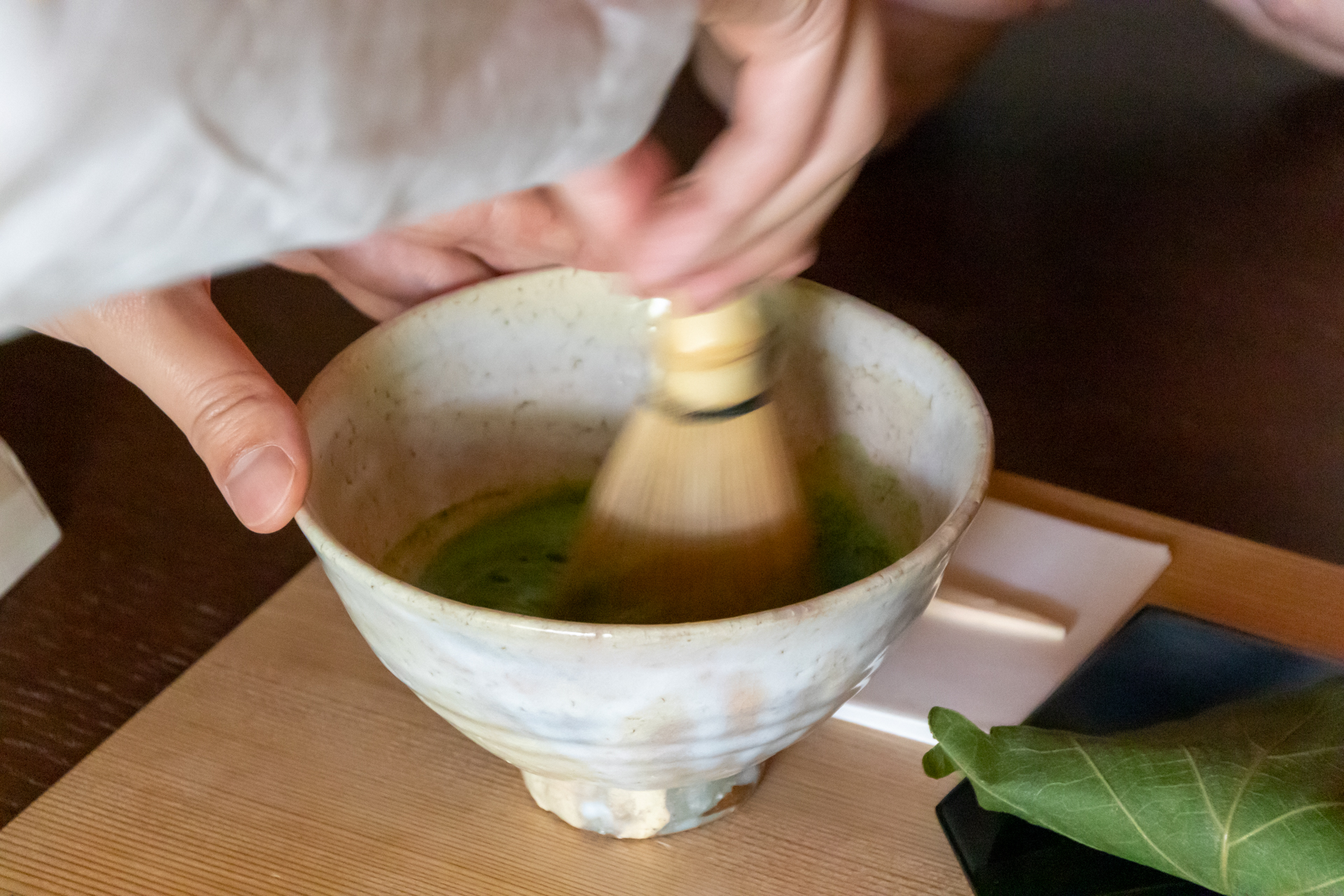 キメ細かな泡を作るには手首のスナップを利かせて、円ではなく前後に振るのがポイントだという