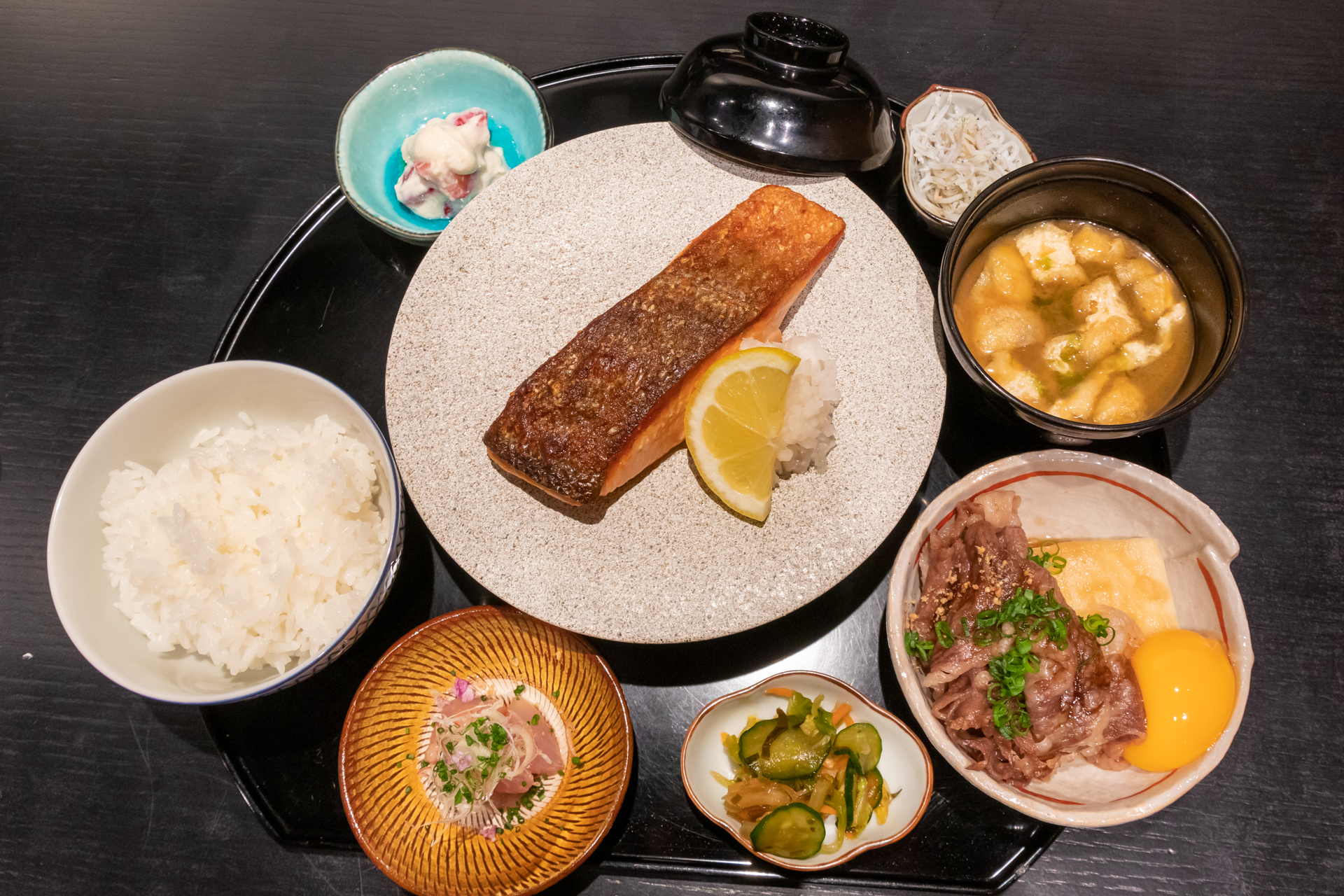 「きつね」の豪華な朝定食。銀鮭は皮だけを先に乾燥させてから焼くなど、料理にはシェフのこだわりが詰まっている