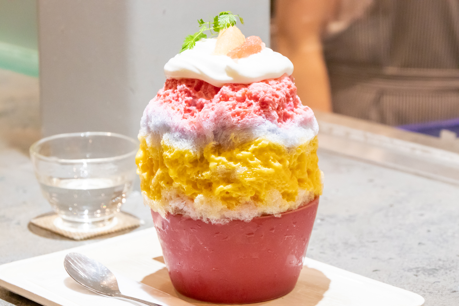 色鮮やかな「パステルフルーツ氷」（1400円）。ヨーグルトエスプーマをたっぷりかけ、グレープフルーツ、MIXラズベリーシロップ、すだちシロップ、バタフライピーシロップ、マンゴーシロップなどに加えて、幻の柑橘「大和橘」も使われている
