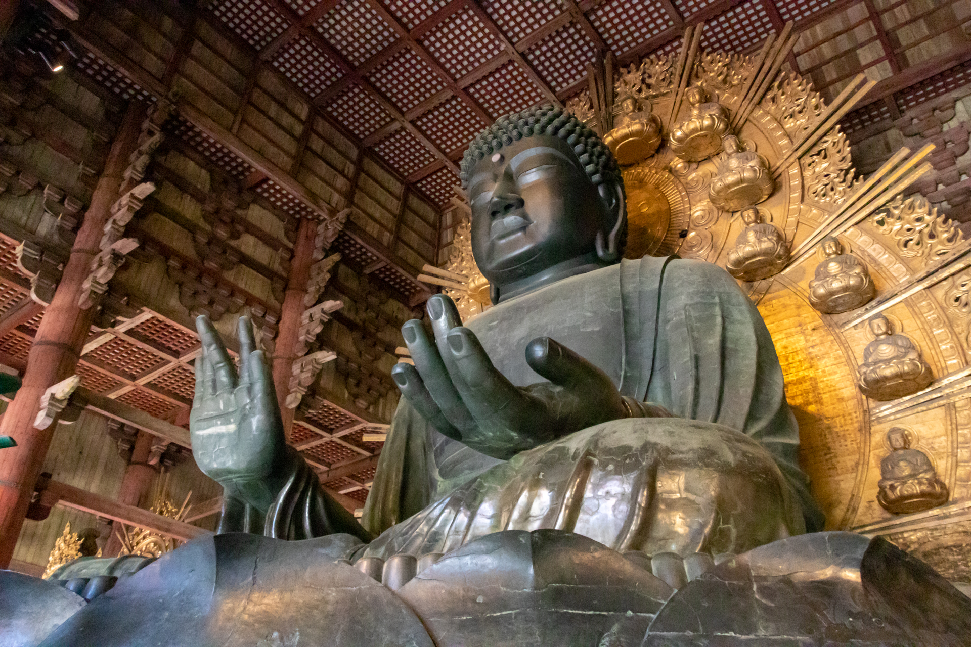 高さ約15mの大仏。聖武天皇が人々の無病息災を祈って造立した