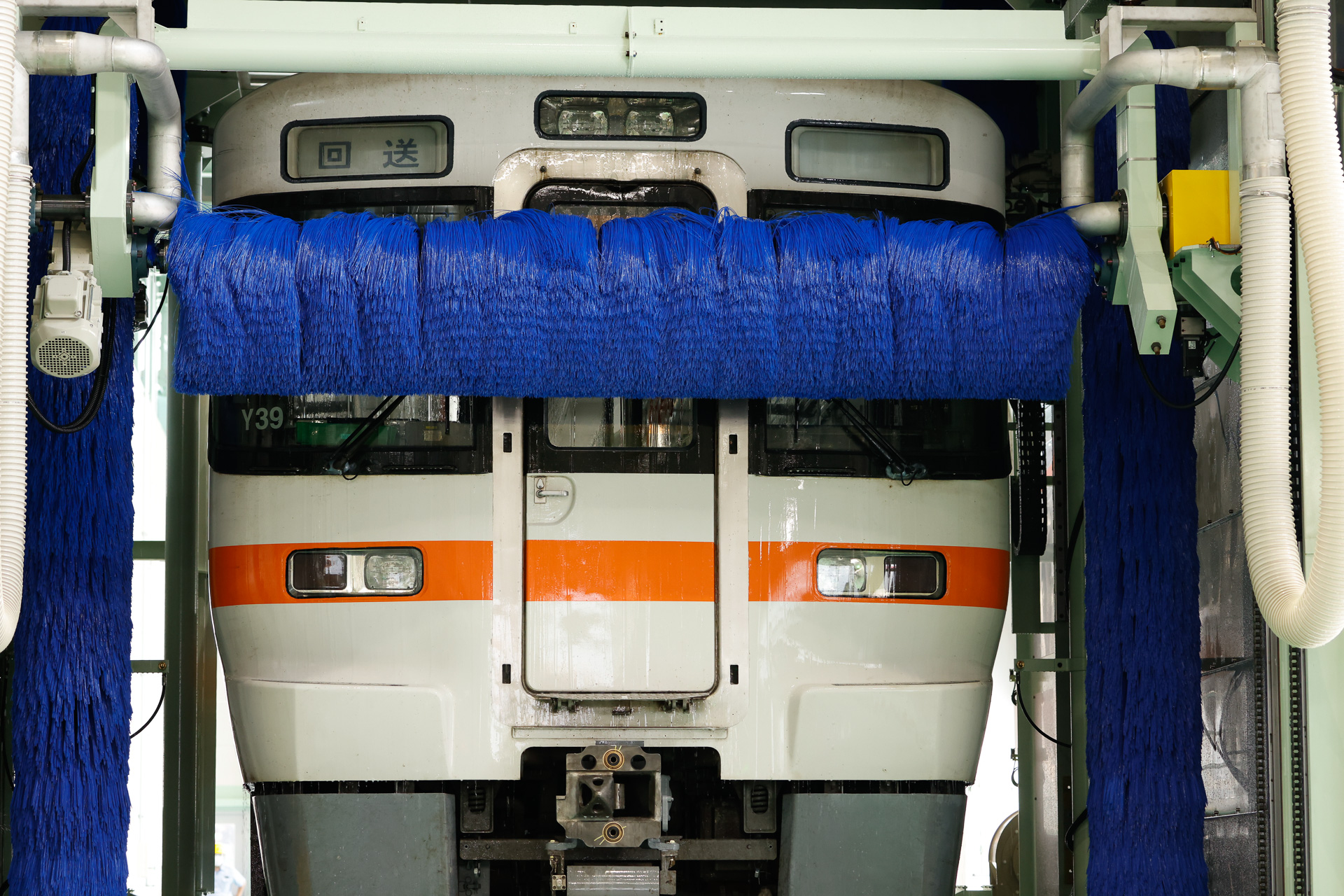 窓まわりは洗浄の対象外なので、ブラシは自動的に回転を止める。塗装の対象にならないことと、ワイパーを壊さないためであろうか