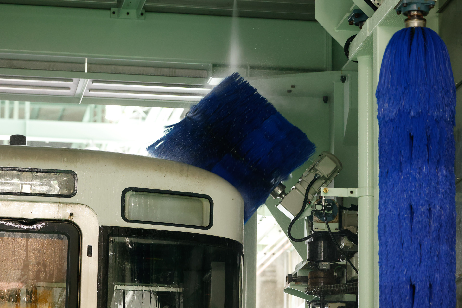 肩の部分を担当するブラシが回転を始めた様子。上方からは水を噴射している