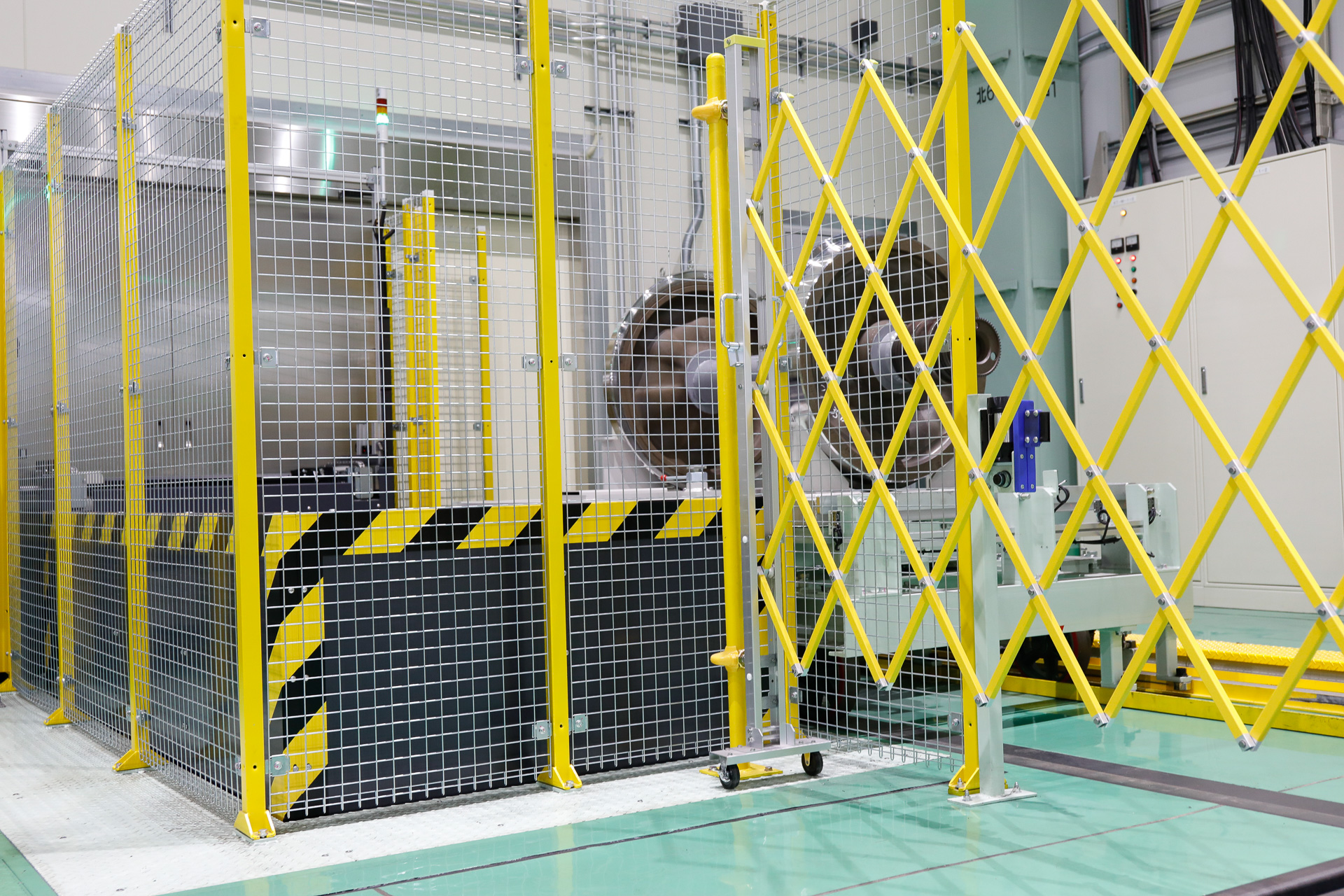 まず、輪軸ラックがある側に向けて移動したあとで……