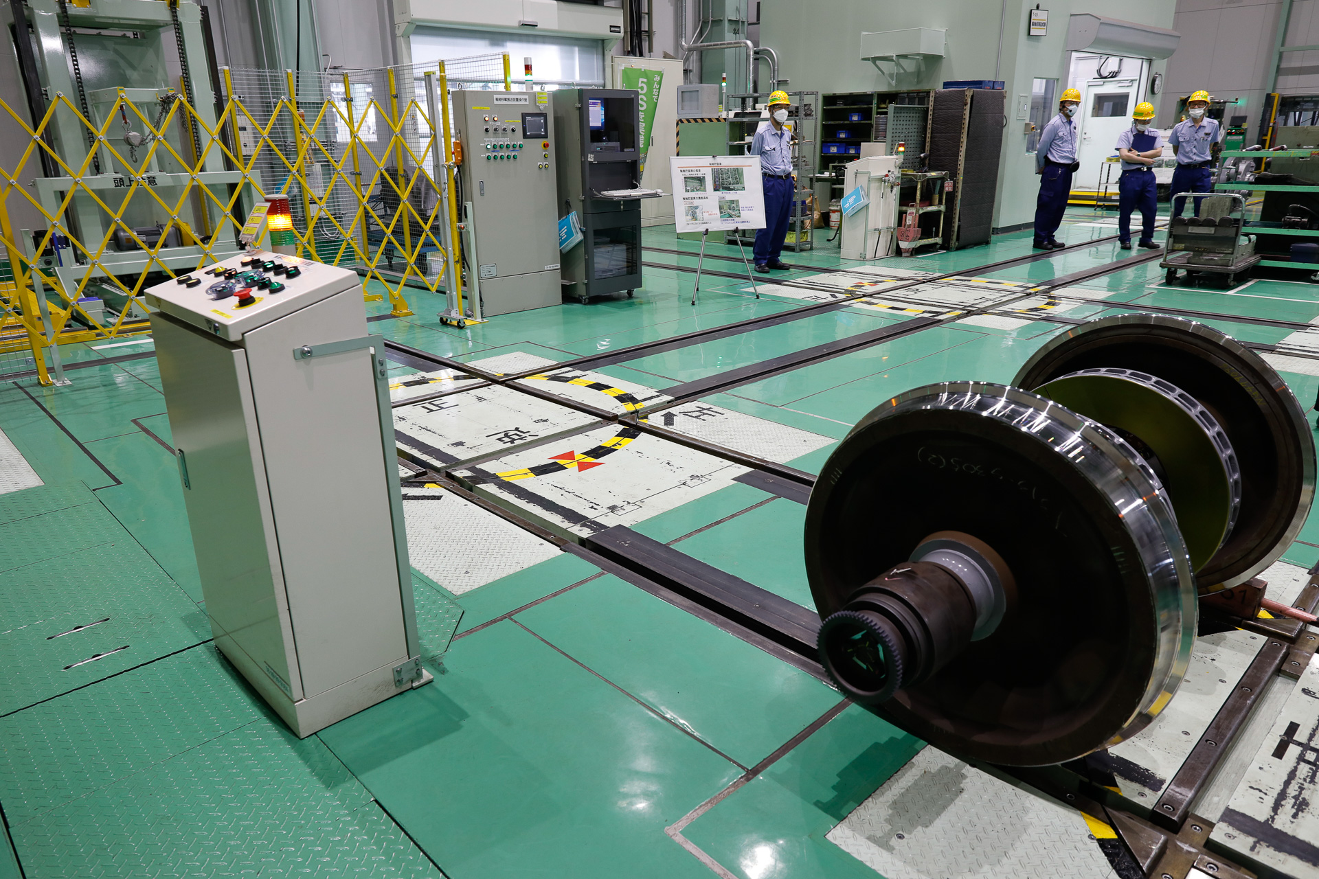 輪軸貯留庫は上下・左右の移動を伴うから機力による搬送が必要だが、同一平面上の移動は床に組み込まれたレールの上を転がす。レールが直交する部分にはターンテーブルがあり、そこで方向転換する