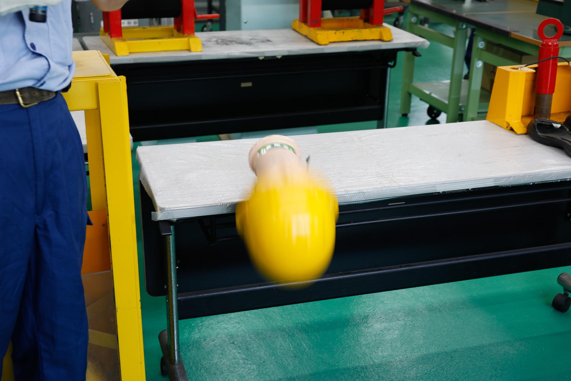 ヘルメットの顎紐をきちんと締めていないとどうなるか。きちんと締めた状態のマネキンと、緩い状態のマネキンを用意して、落下させてみる