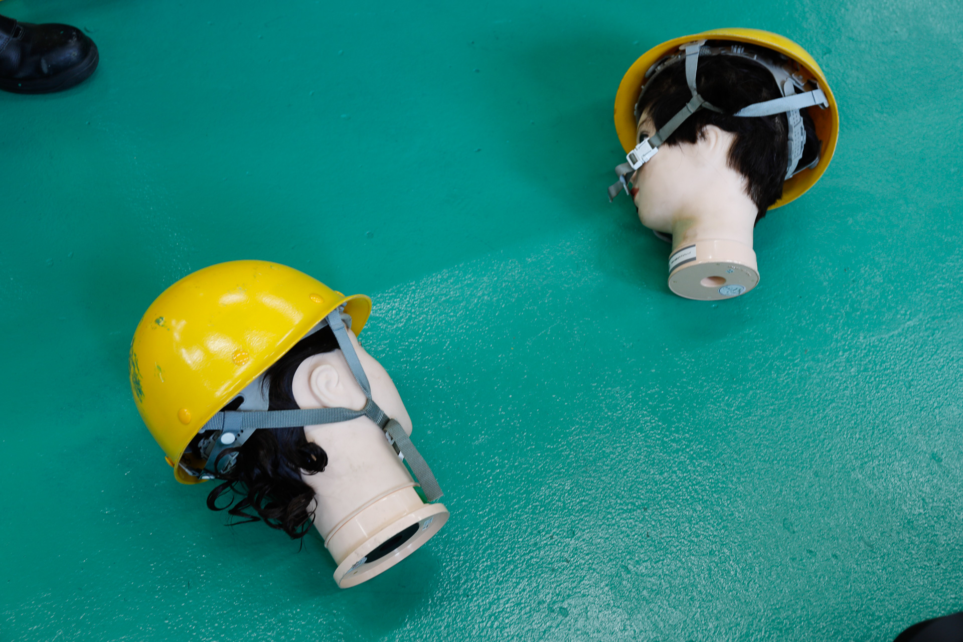 締め方が緩いと落下した際にヘルメットがずれてしまい、頭部の保護にならない様子がよく分かる