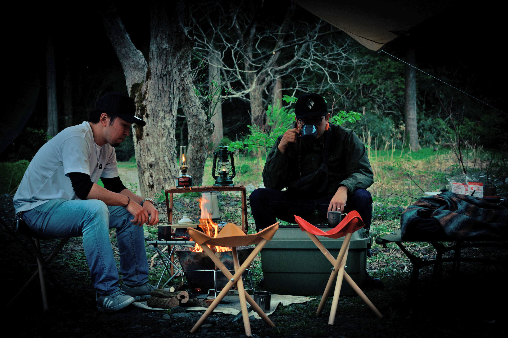 小規模工房を持つ京都の革職人・木工職人・鉄鋼職人がコラボして製作