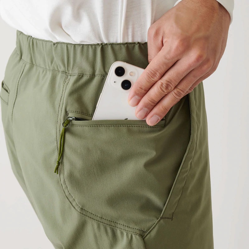 足上げの妨げにならない位置にスマホポケットを配置