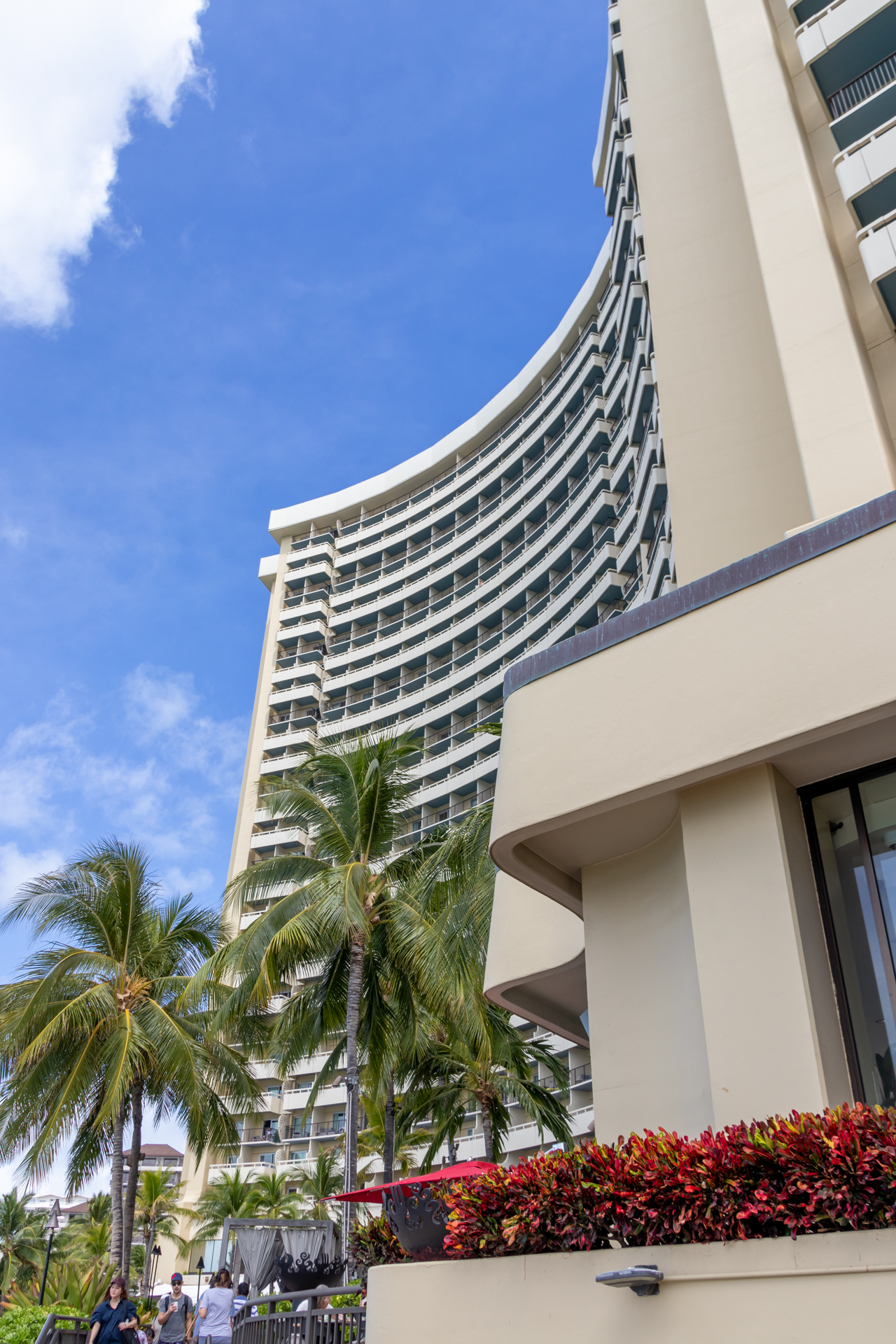 31階建ての高層ビル「シェラトン・ワイキキ」は、海に向かって翼を広げるような外観が印象的
