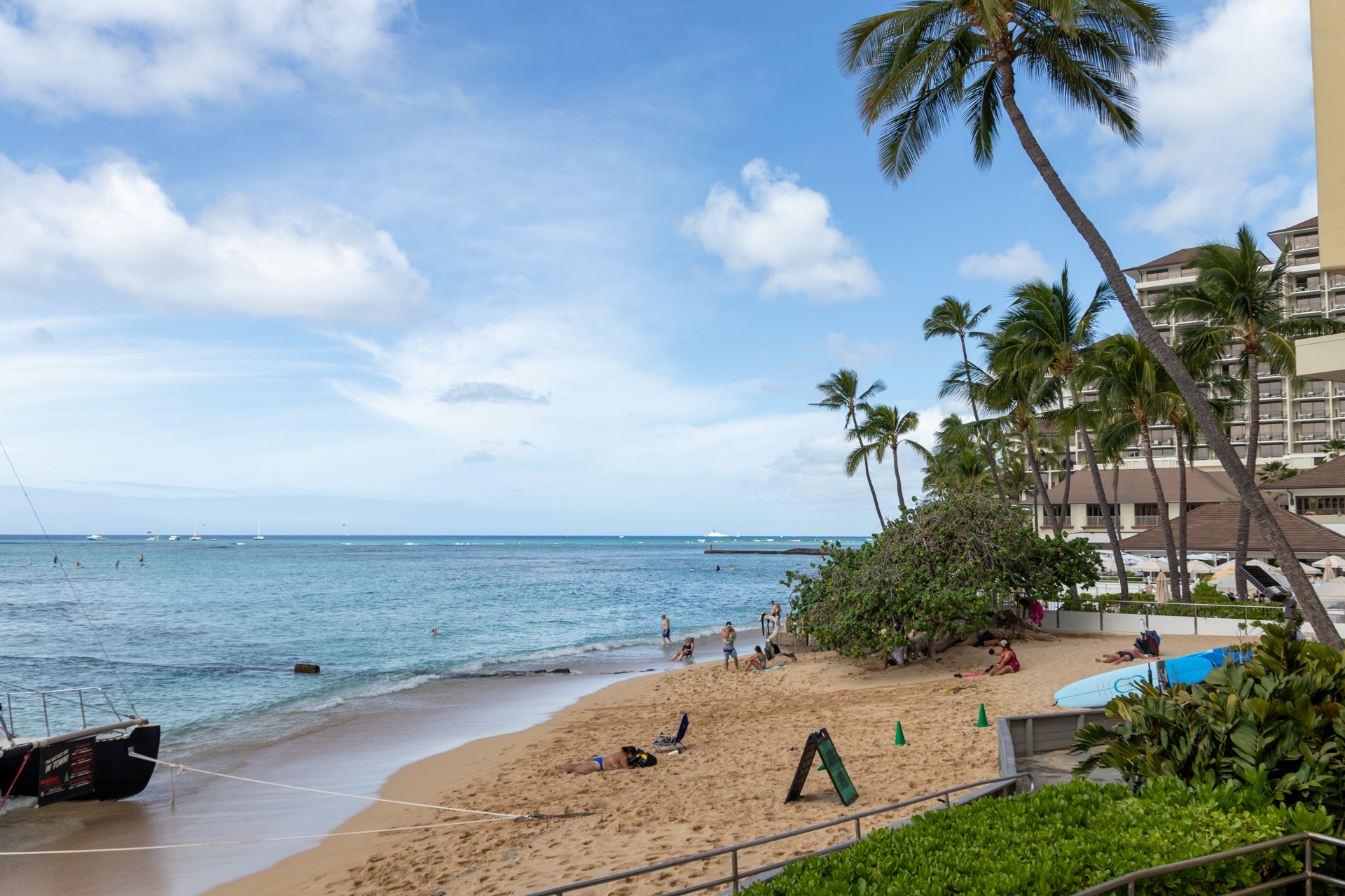 ホテルの目の前はエメラルドグリーンの海。ビーチリゾートならではの贅沢