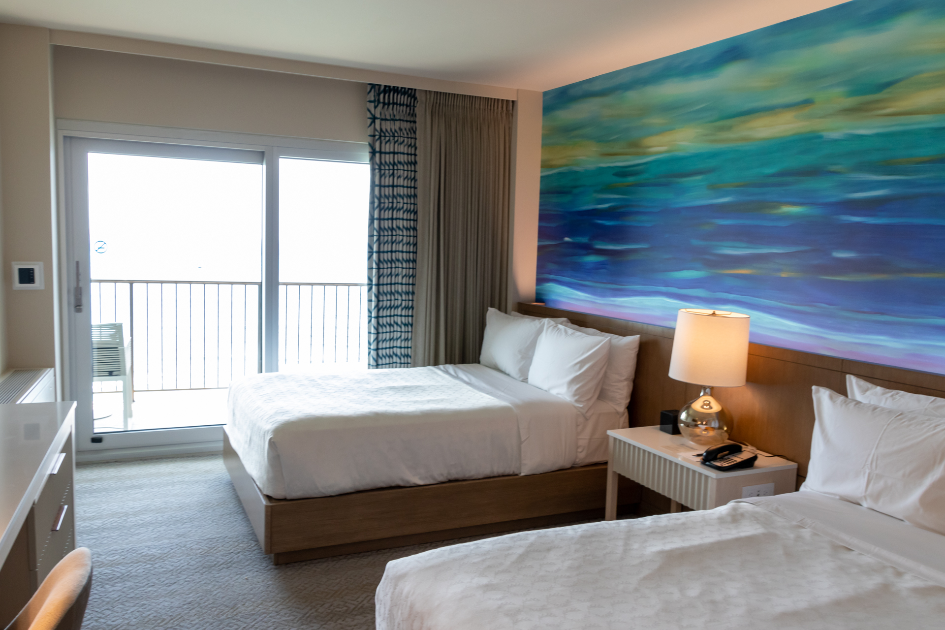 海が真正面のオーシャン・フロント。この客室はダブルベッド仕様