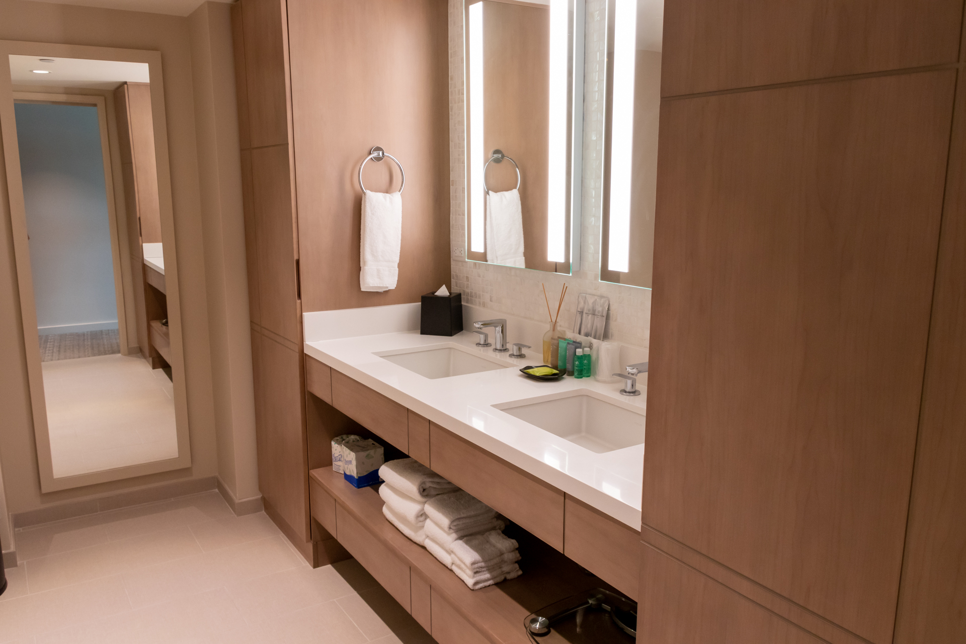 バスとトイレは別になっており、ウォシュレットも完備。洗面台が2つあるので、順番待ちが短くて済む。ゆとりある仕様になっていて、ウェディングでの利用も人気があるそうだ