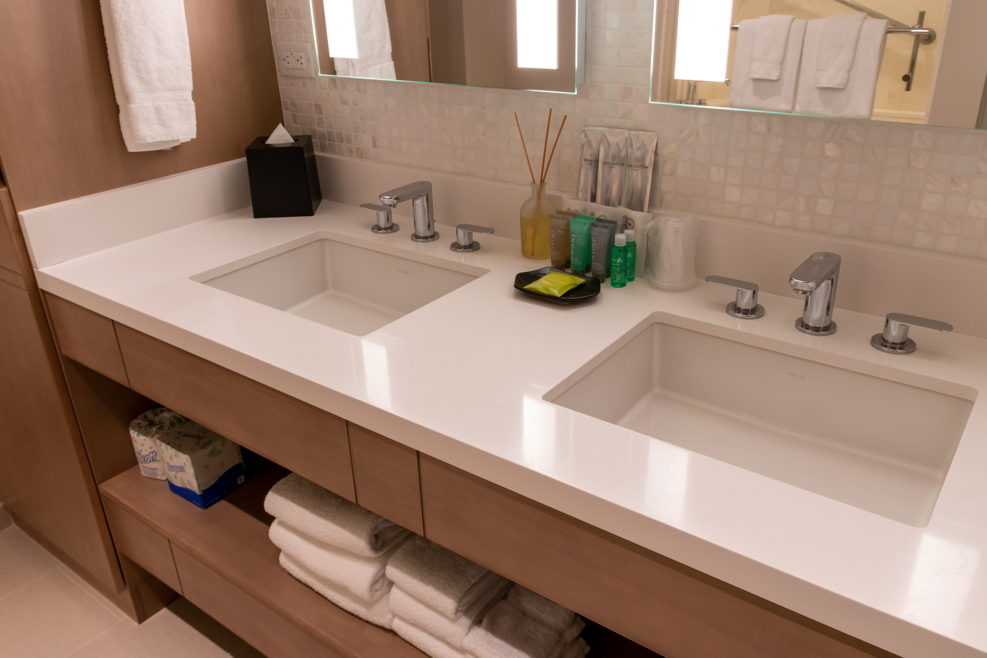 バスとトイレは別になっており、ウォシュレットも完備。洗面台が2つあるので、順番待ちが短くて済む。ゆとりある仕様になっていて、ウェディングでの利用も人気があるそうだ