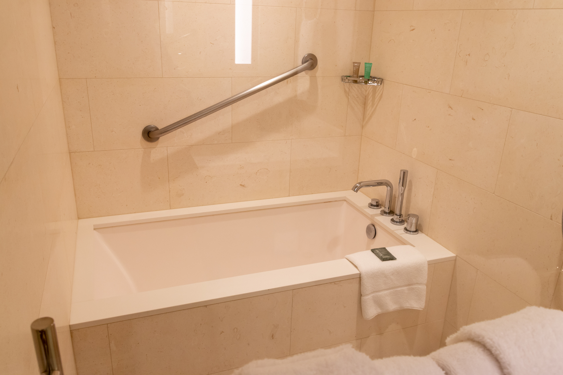 バスとトイレは別になっており、ウォシュレットも完備。洗面台が2つあるので、順番待ちが短くて済む。ゆとりある仕様になっていて、ウェディングでの利用も人気があるそうだ